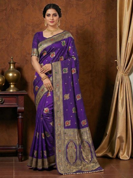 Traditional Dola Silk Saree with Woven Paisley Pallu and Hand Strung Bead Tassels Saree