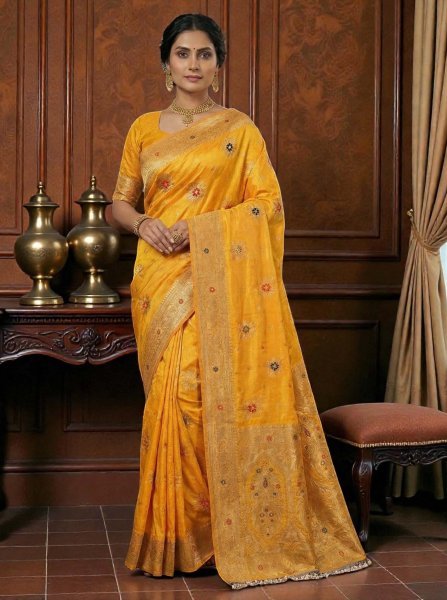 Traditional Dola Silk Saree with Woven Paisley Pallu and Hand Strung Bead Tassels Saree
