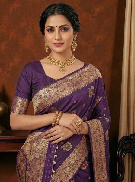 Traditional Dola Silk Saree with Woven Paisley Pallu and Hand Strung Bead Tassels Silk Sarees