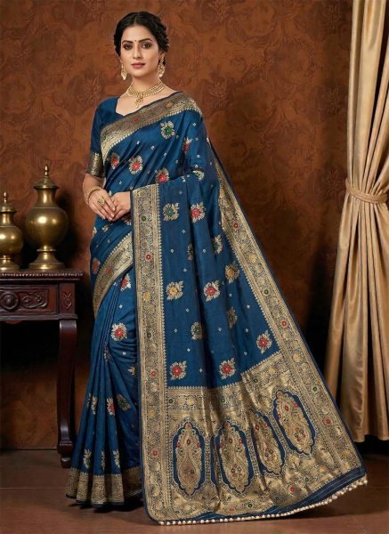 Traditional Dola Silk Saree with Woven Paisley Pallu and Hand Strung Bead Tassels Silk Sarees
